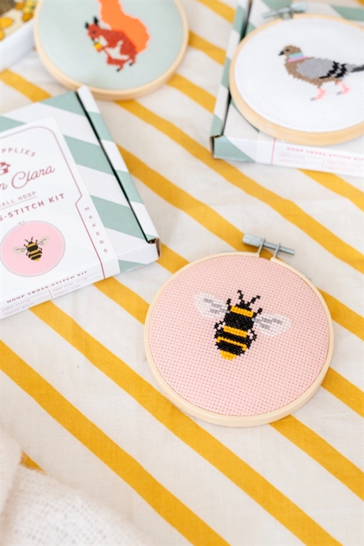 BEGINNER BUMBLE BEE CROSS STITCH KIT fra Cotton Clara